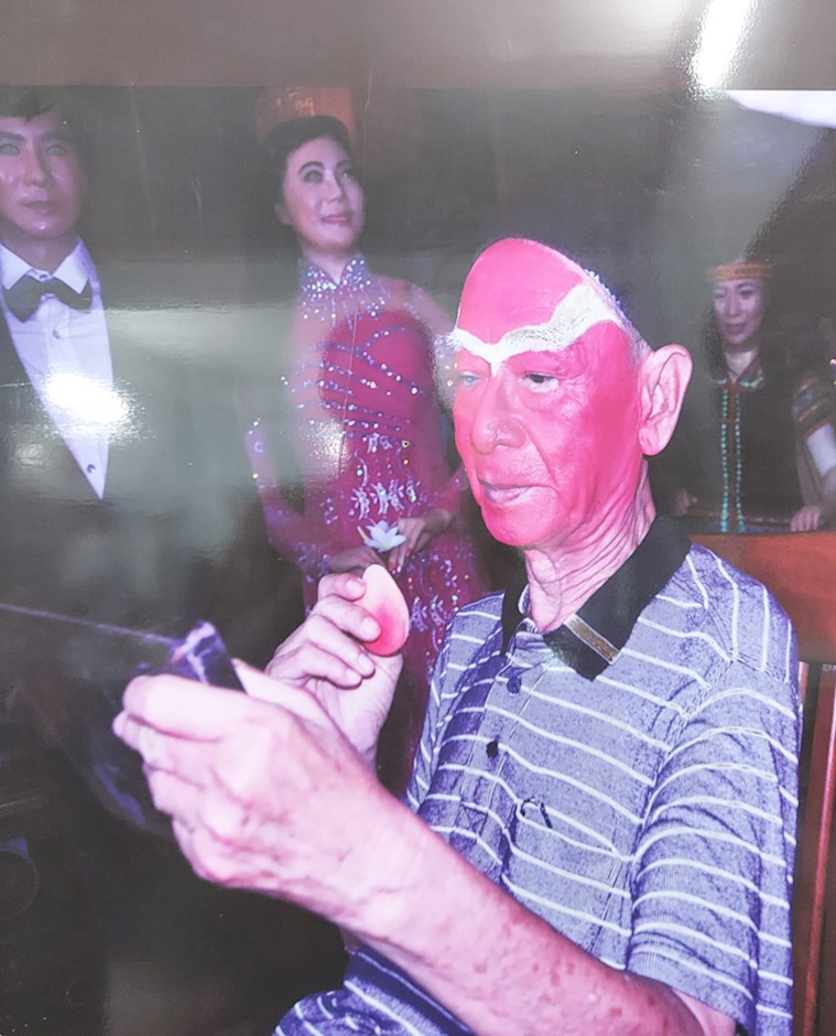 NSND Đinh Bằng Phi lúc sinh thời, đang hóa trang cho một vai diễn - Ảnh tư liệu.