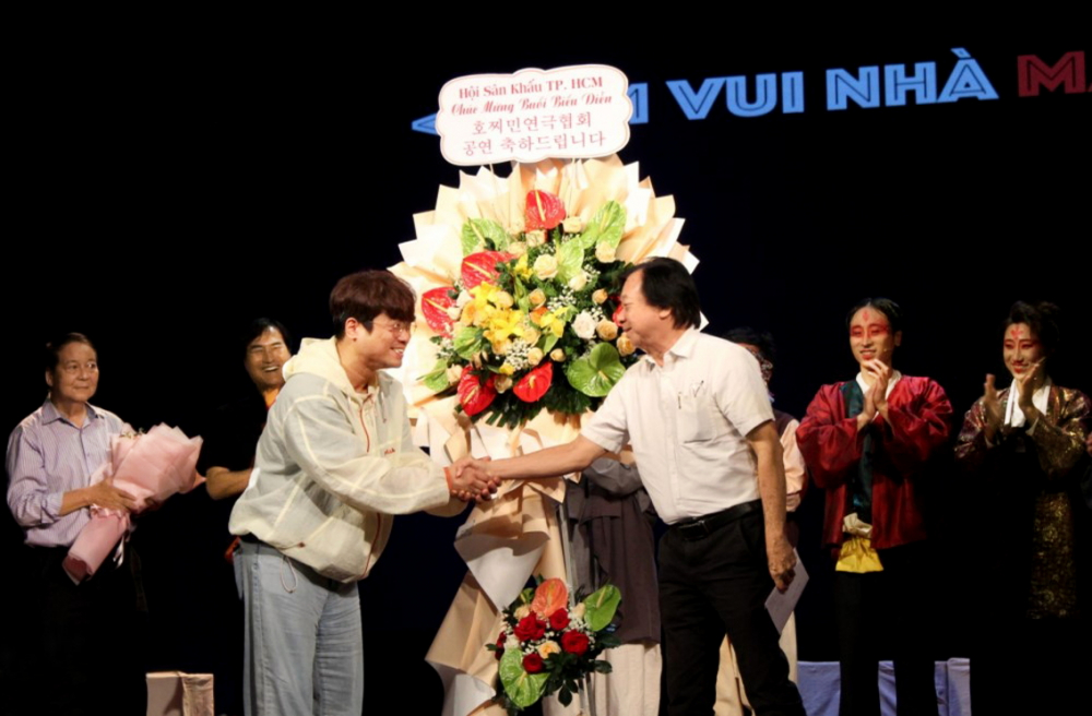 Hội Sân khấu TPHCM chào mừng đoàn kịch Busan Dongnyeok đến TPHCM biểu diễn giao lưu - ẢNH: NGỌC TUYẾT