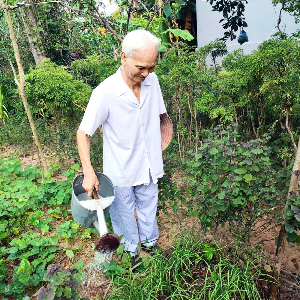 Tuổi đã cao nhưng cụ Lê Minh Giang vẫn tự làm những việc đơn giản để rèn luyện sức khỏe - Ảnh do tác giả cung cấp