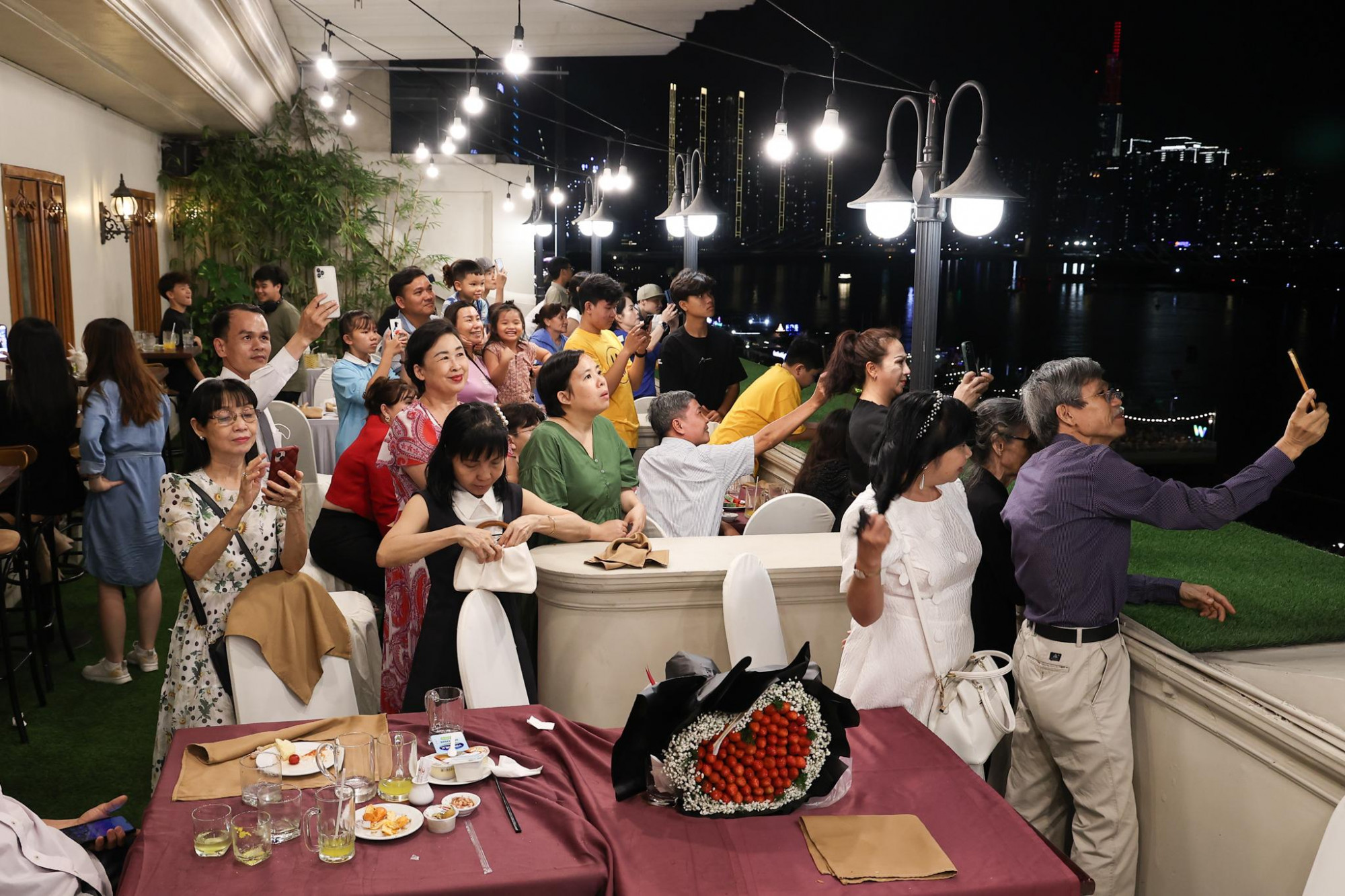 Anh Nguyễn Thanh Huy - du khách đến từ Hà Nội - cho biết, thời điểm này việc tìm chỗ xem pháo hoa tại khu vực trung tâm TPHCM không hề dễ. “Tôi và nhóm bạn muốn đặt phòng khách sạn trung tâm để tiện ngắm pháo hoa, nhưng liên hệ nhiều nơi đều được thông báo đã kín phòng hoặc không còn vị trí có view phù hợp” - anh Huy chia sẻ. Ảnh: Riverside Saigon Hotel