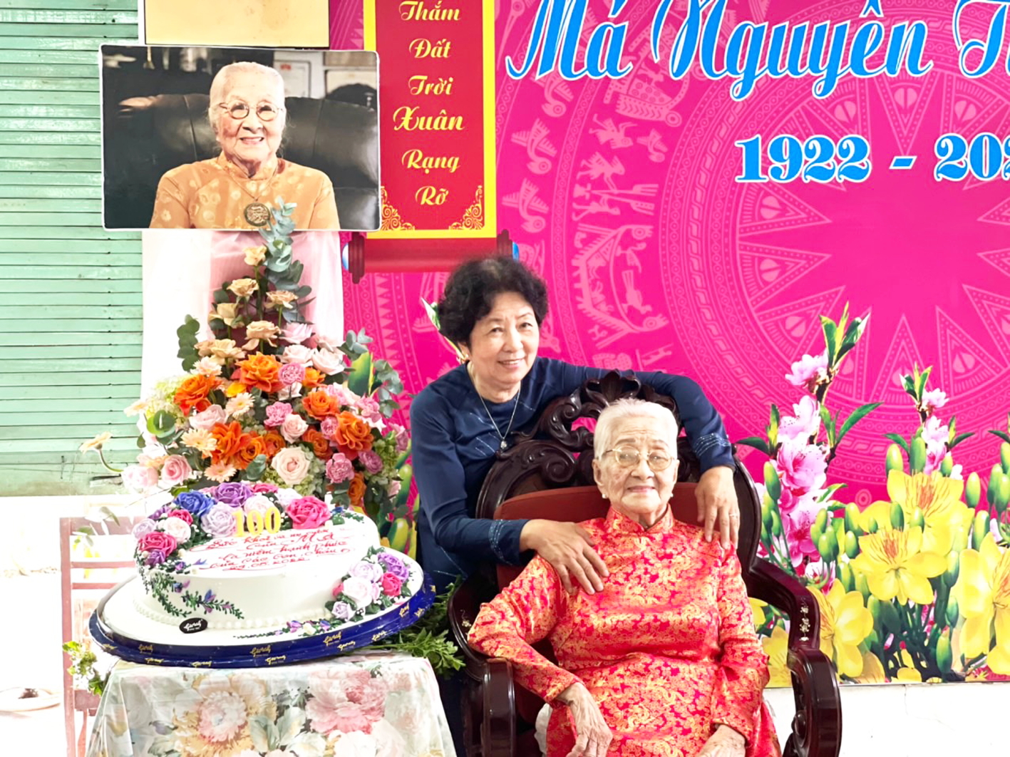 Bà Nguyễn Thị Xuân (ngồi) và con gái - Anh hùng Lực lượng vũ trang nhân dân Lê Kim Hà - Ảnh do gia đình nhân vật cung cấp