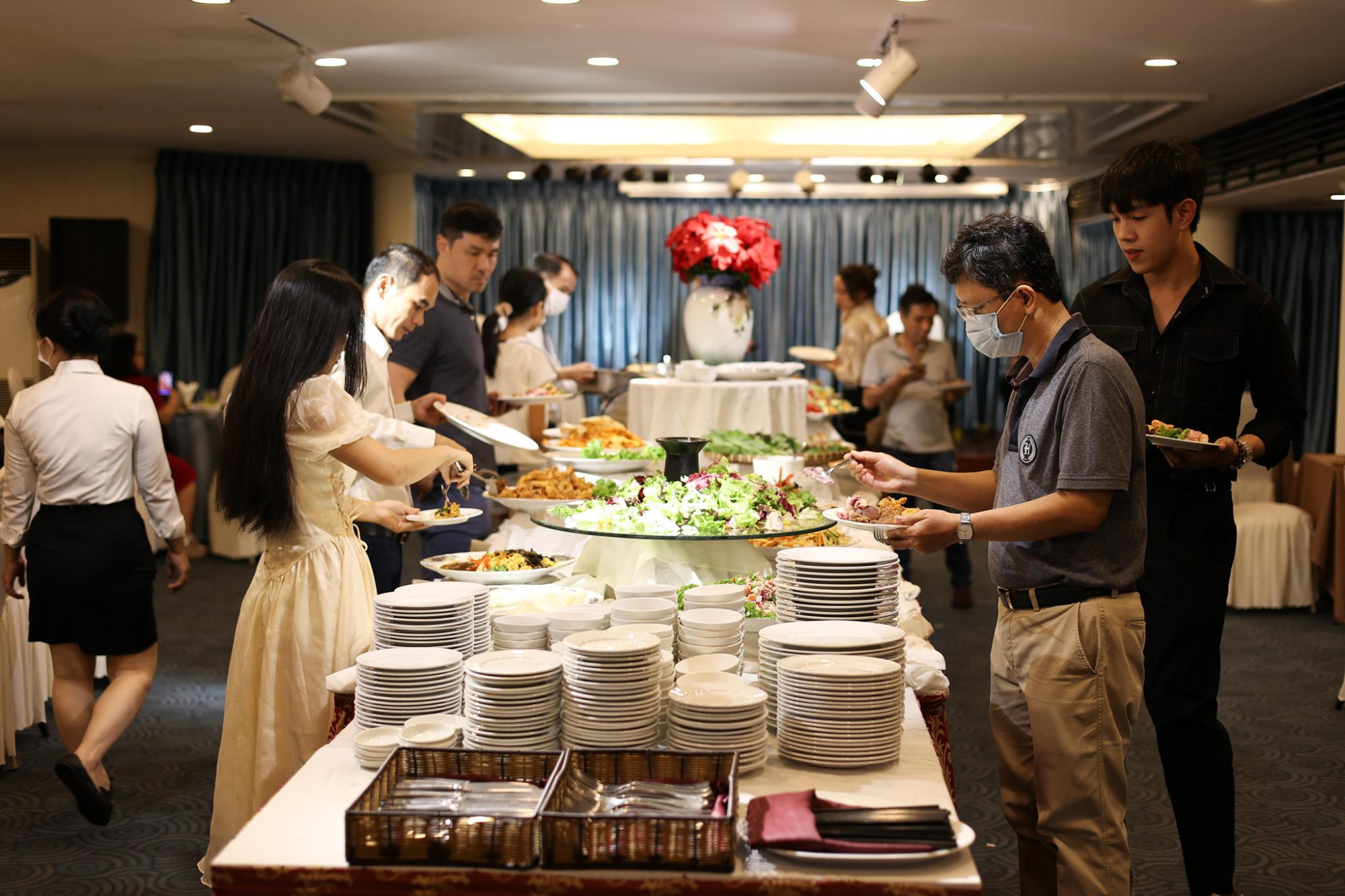 Tại các khách sạn trung tâm như Majestic Saigon, Riverside Saigon Hotel… dịch vụ ăn tối set menu, buffet kết hợp không gian rooftop, ban công ngắm pháo hoa được khách đặt kín từ sớm. Ảnh: Riverside Saigon Hotel