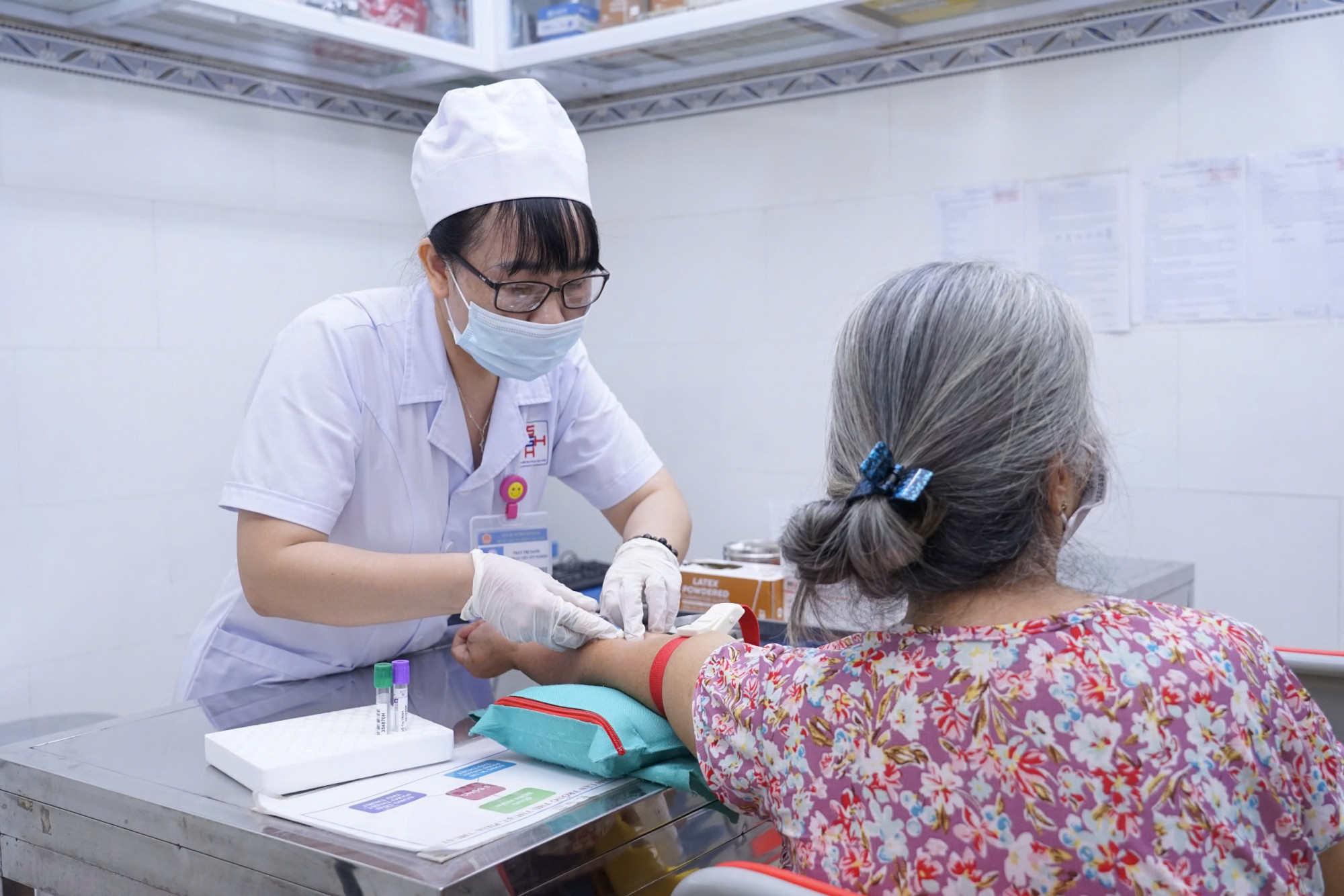 Nhân viên bệnh viện lấy máu xét nghiệm cho người được tầm soát, ảnh BVCC