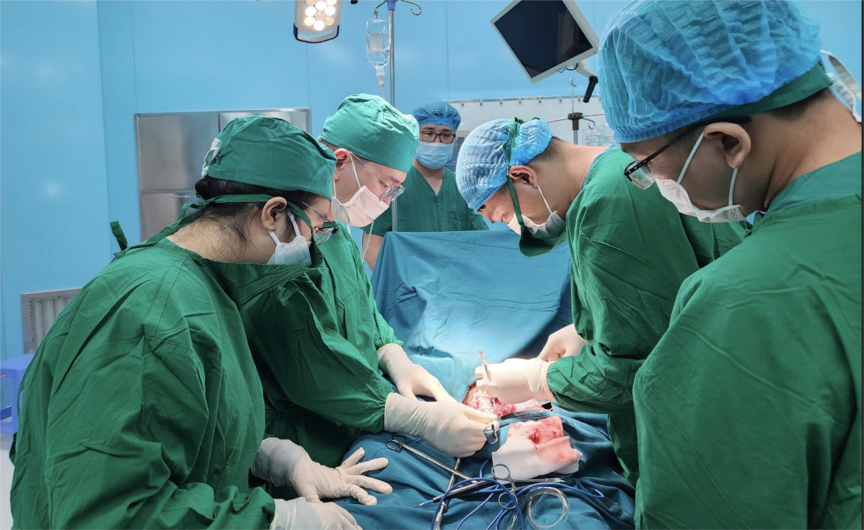 Ê-kíp bác sĩ cấp cứu cho ngư dân