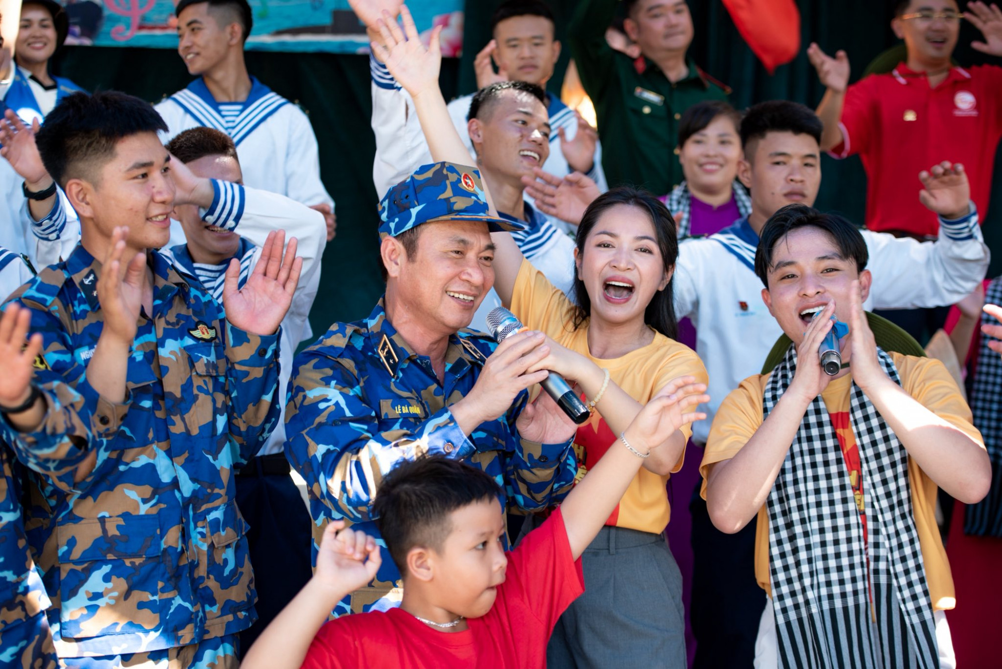 Duyên Quỳnh trong một chuyến thăm, biểu diễn cho các chiến sĩ