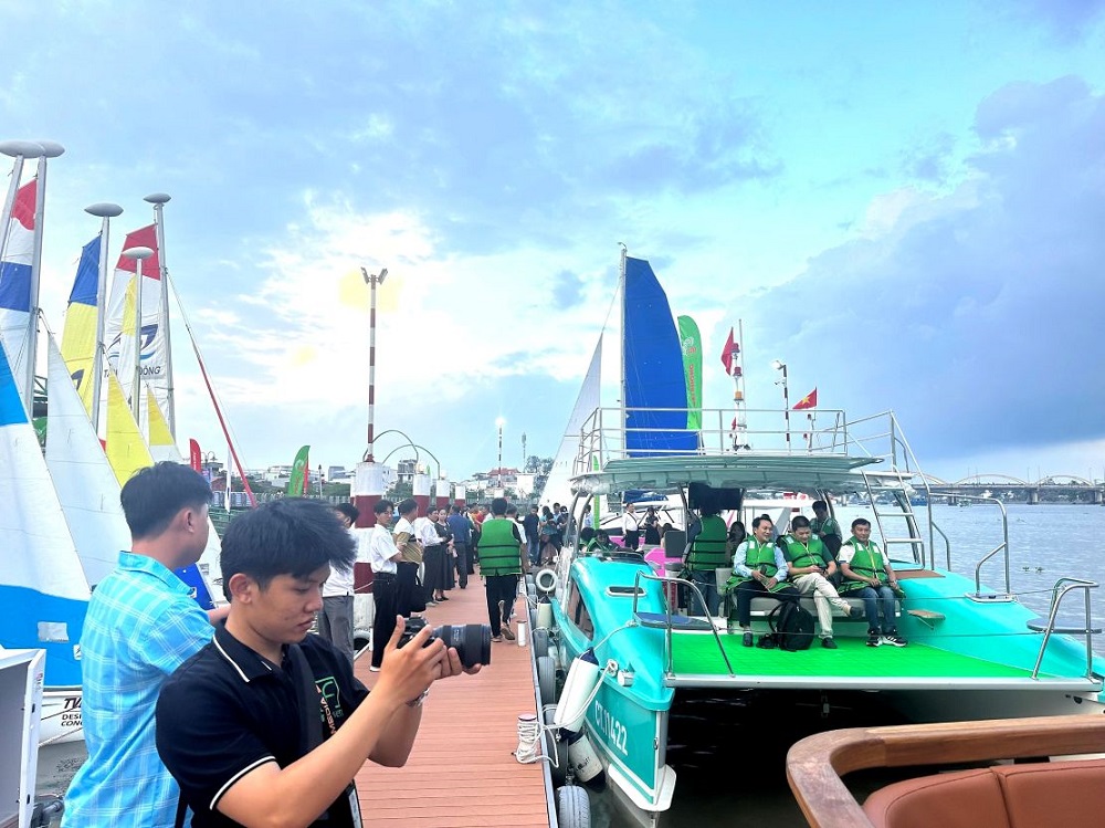 Du khách lên tàu du lịch của Công ty Tân Đại Phong tham gia tour sông nước