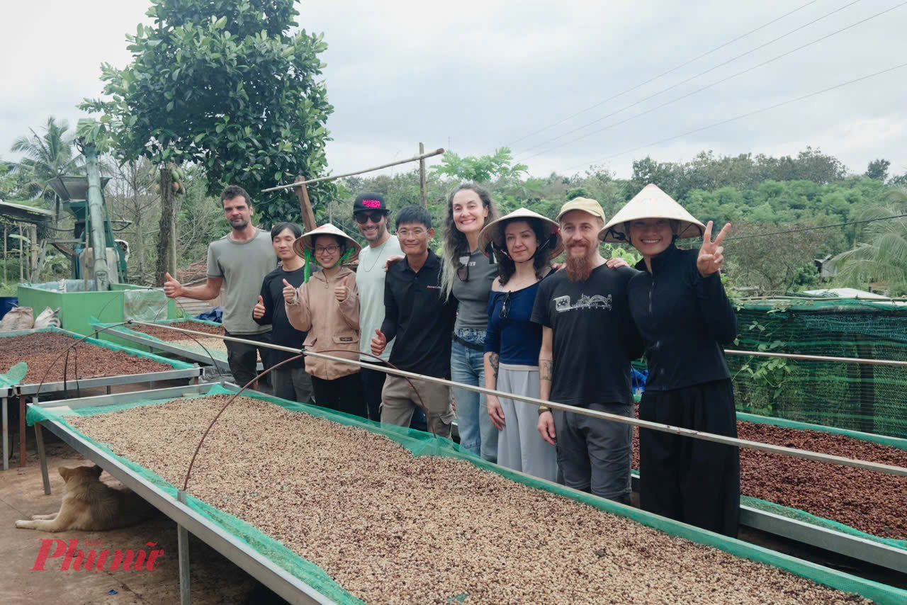 Mỗi công đoạn đều khơi gợi sự tò mò và phấn khích. Qua đó, du khách tận mắt chứng kiến hành trình nhọc nhằn nhưng đầy tâm huyết của người nông dân Đắk Lắk và Tây Nguyên để tạo nên một tách cà phê nguyên chất thơm ngon - Ảnh: T.D.