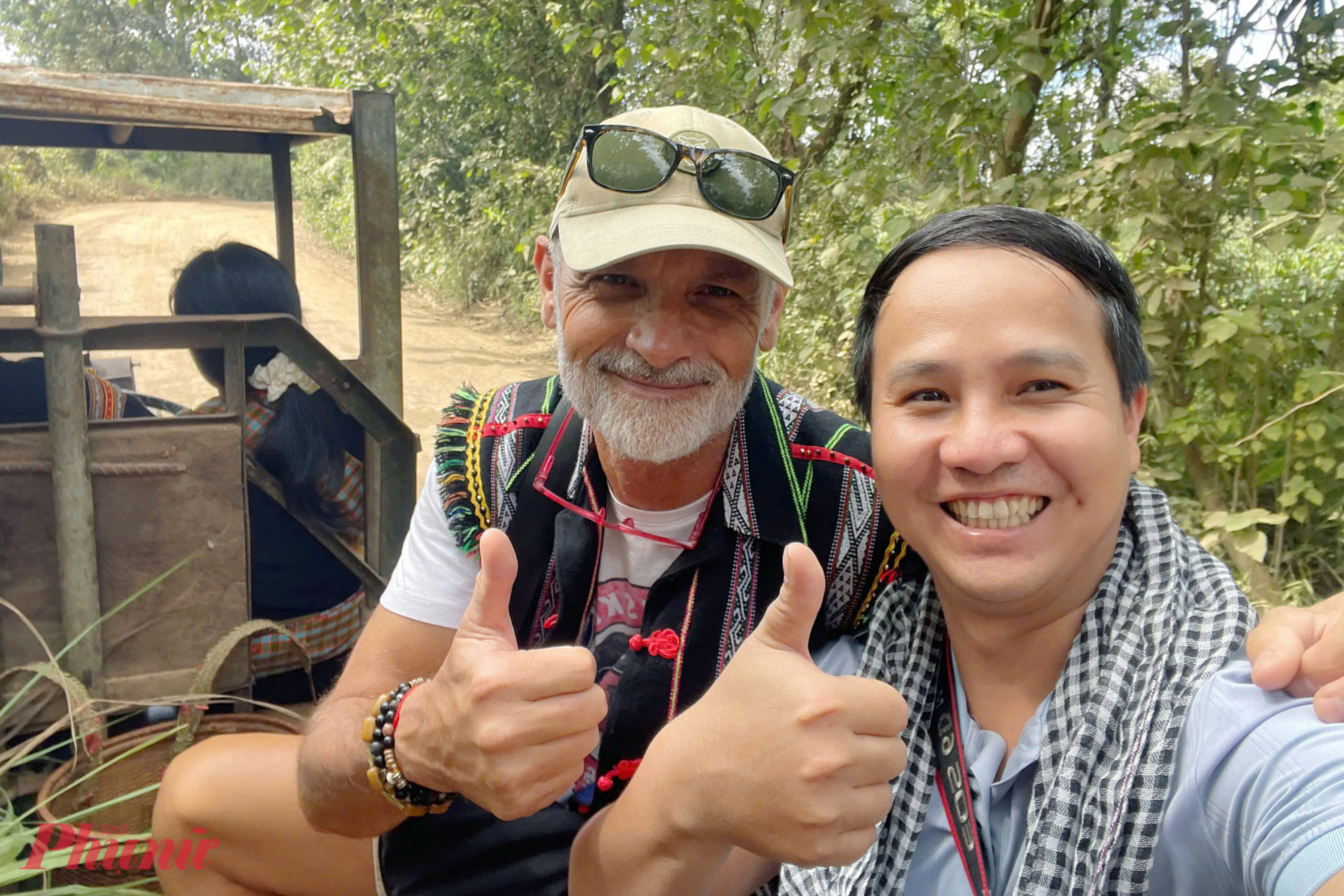 Từ sáng sớm, trên những con đường dẫn vào rẫy, xe máy cày nối đuôi nhau lăn bánh, hòa cùng tiếng cười nói rôm rả của người nông dân giữa bạt ngàn cà phê đang độ chín rộ.