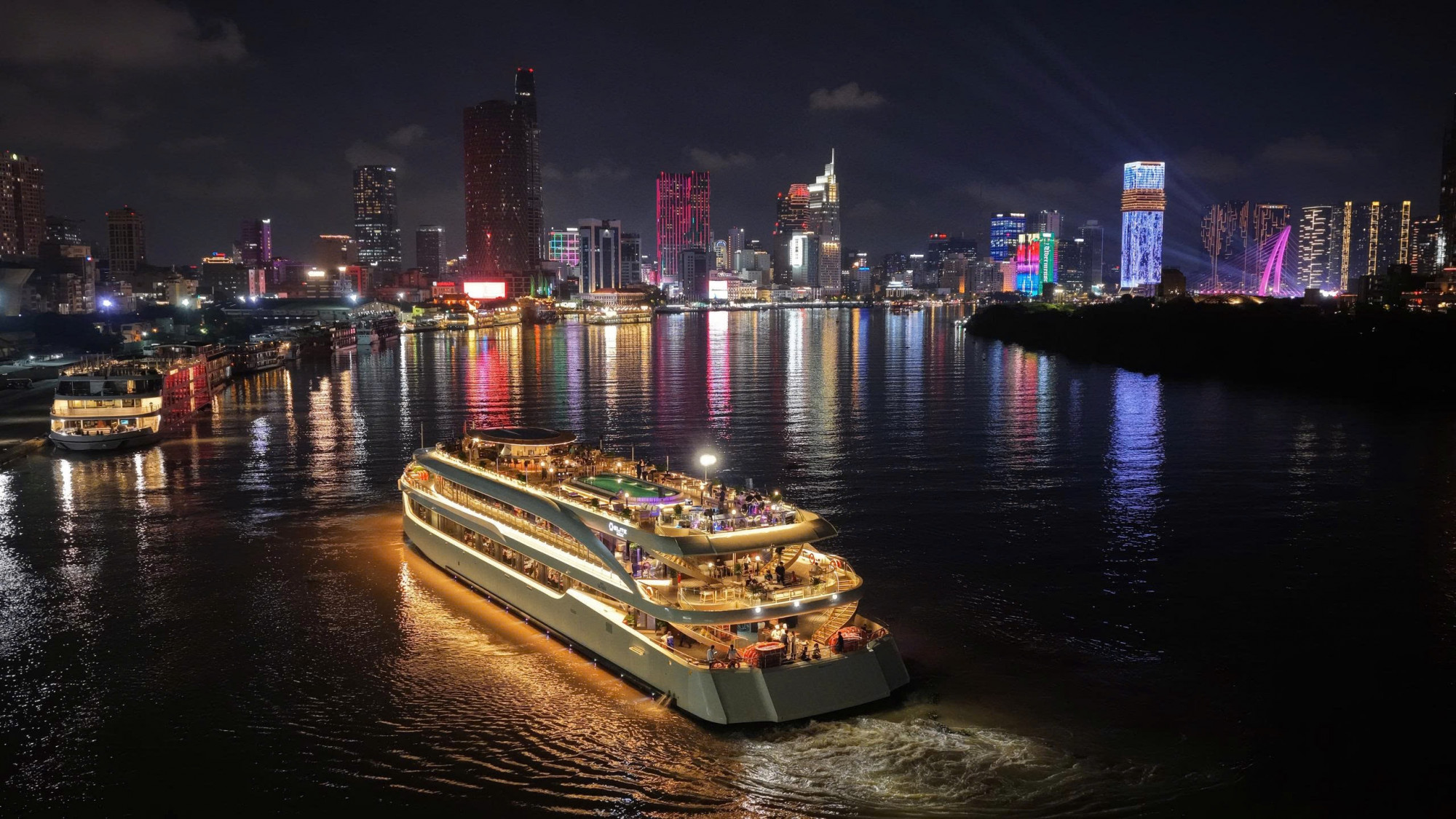 Đại diện du thuyền nhà hàng Elite of Saigon cho biết, toàn bộ chỗ phục vụ đêm 31/12 đã được khách đặt kín từ sớm, với khoảng 350 khách. Đơn vị sẽ tổ chức chương trình Countdown trên sân thượng, gồm biểu diễn live band, DJ, ảo thuật và bốc thăm may mắn chào năm mới. Ảnh: Elite of Saigon