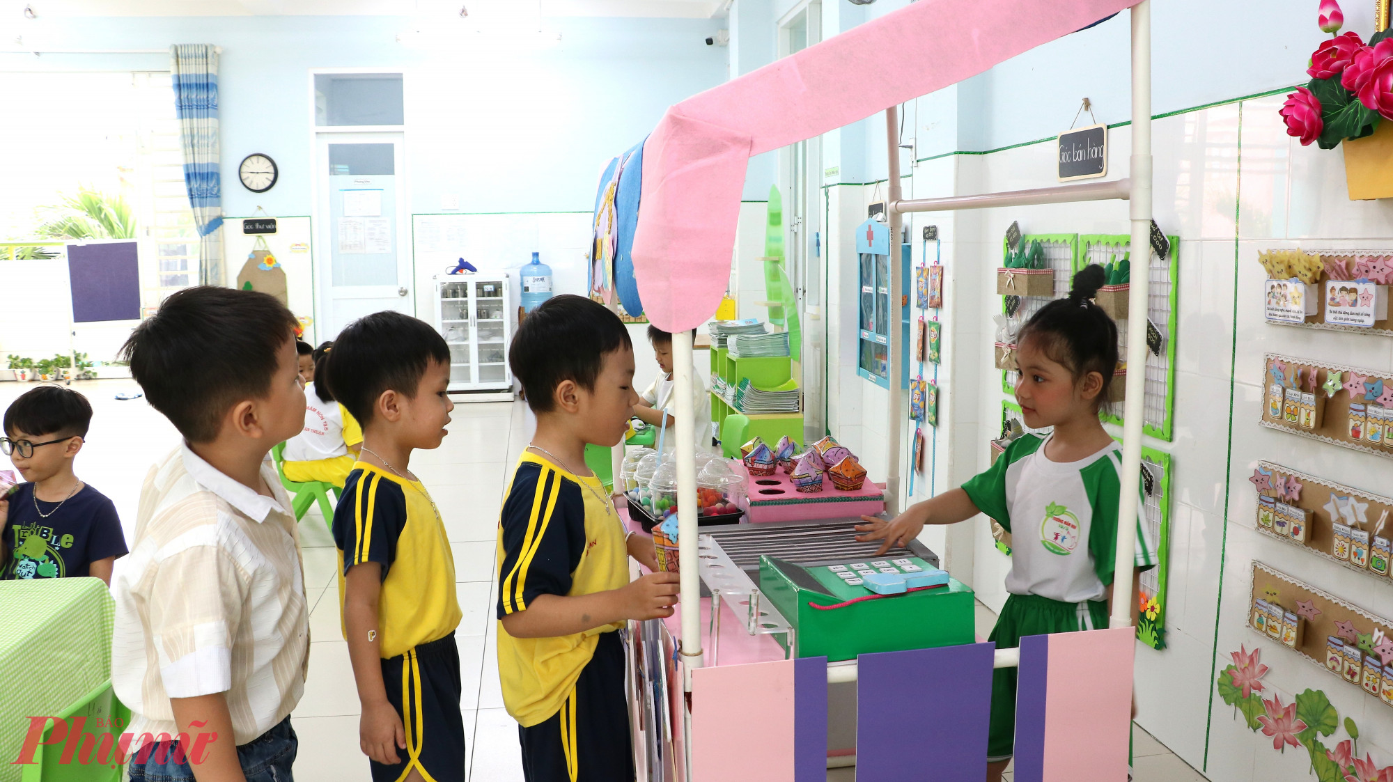 Học sinh lớp Lá Trường mầm non 19/5 (phường Tân Thuận) trong giờ chơi tự do - Ảnh: Trang Thư