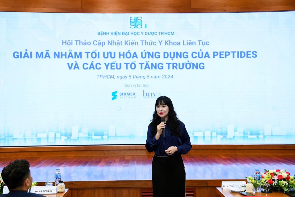 Phó giáo sư - tiến sĩ - bác sĩ Lê Thái Vân Thanh - Trưởng khoa Da liễu - Thẩm mỹ da BVĐHYD trong buổi hội thảo cập nhật kiến thức về thẩm mỹ da liễu - Ảnh: BVĐHYD