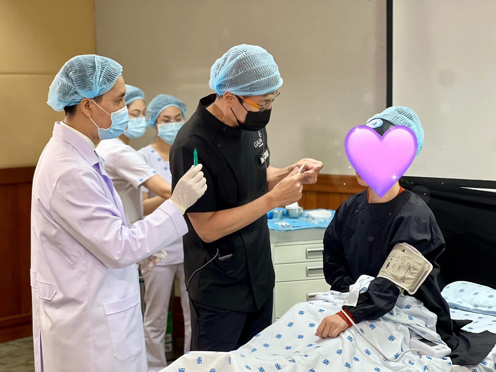 Buổi đào tạo thực hành tại Khoa Da liễu - Thẩm mỹ da BVĐHYD - Ảnh: BVĐHYD