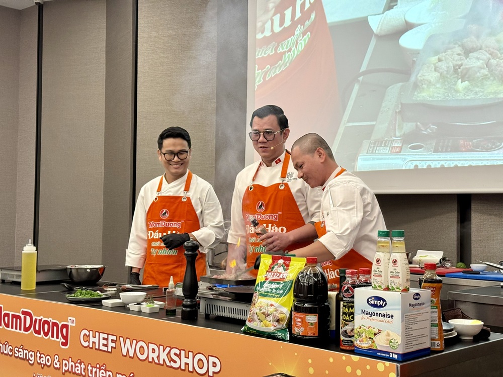 Chef Nguyễn Quốc Nghị và cộng sự trình diễn 4 công thức món ăn ứng dụng gia vị Nam Dương, trong đó dầu hào đóng vai trò chủ đạo - Ảnh: Nam Dương