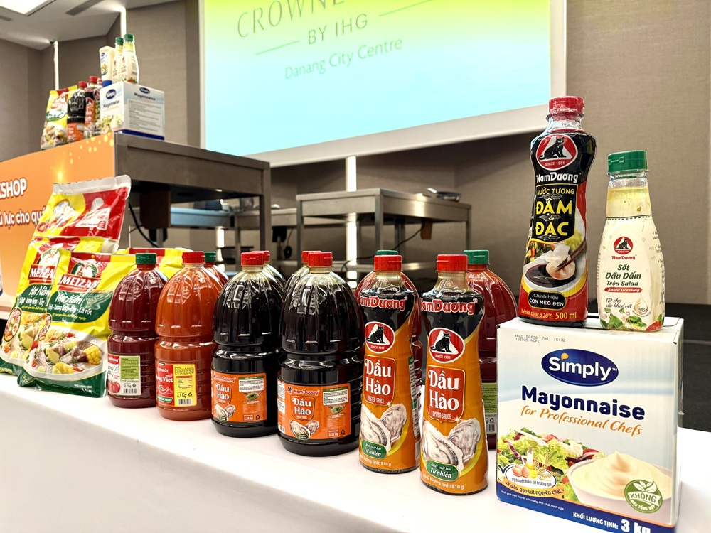 Đại diện nhãn hàng Nam Dương và Chef Nguyễn Quốc Nghị chia sẻ thông tin về sản phẩm gia vị và lời giải cho món chủ lực - Ảnh: Nam Dương