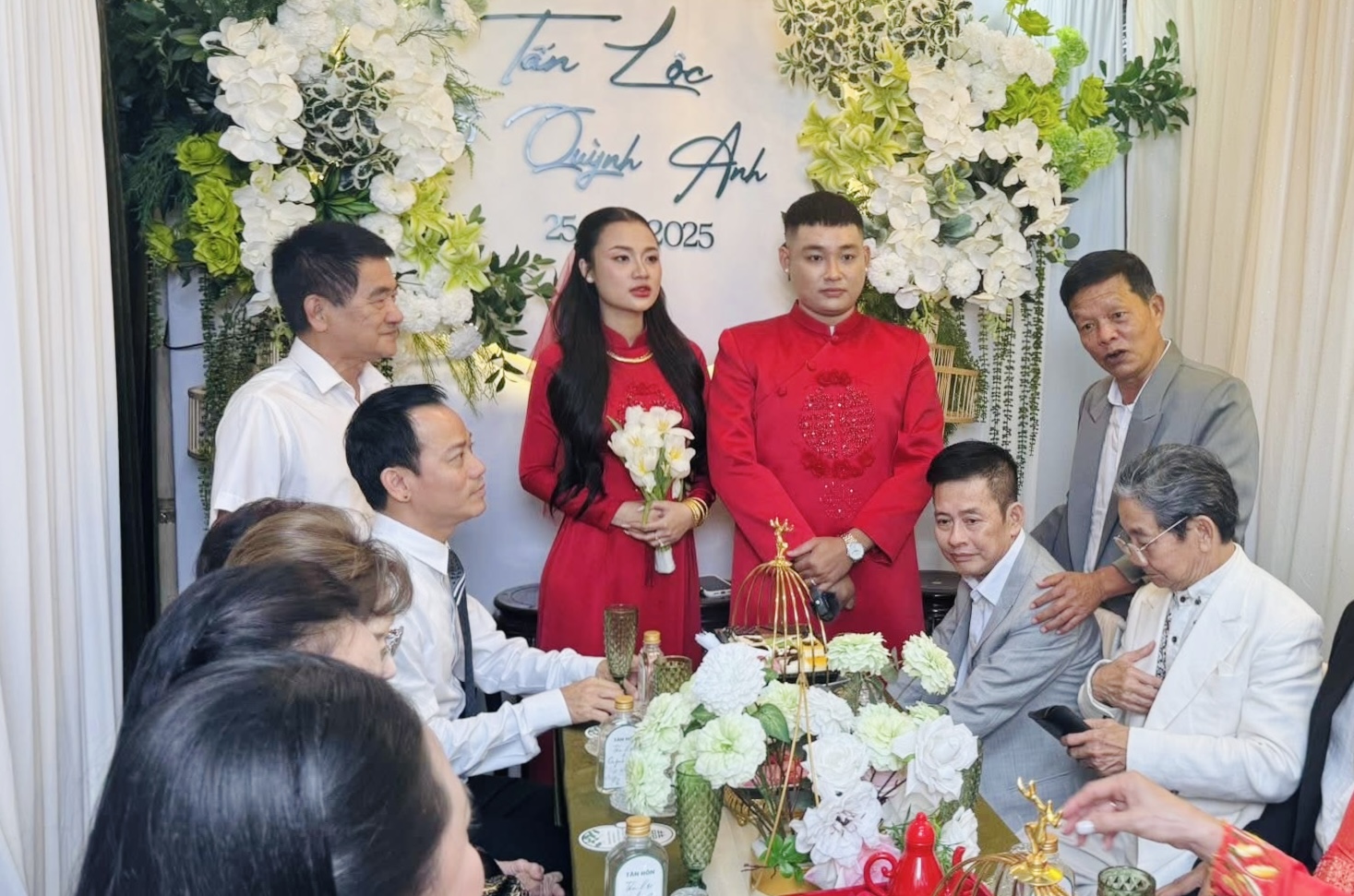 Gia đình nghệ sĩ Tấn Beo và ca sĩ Chế Phong trong hôn lễ của 2 con được tổ chức vào ngày 25/12