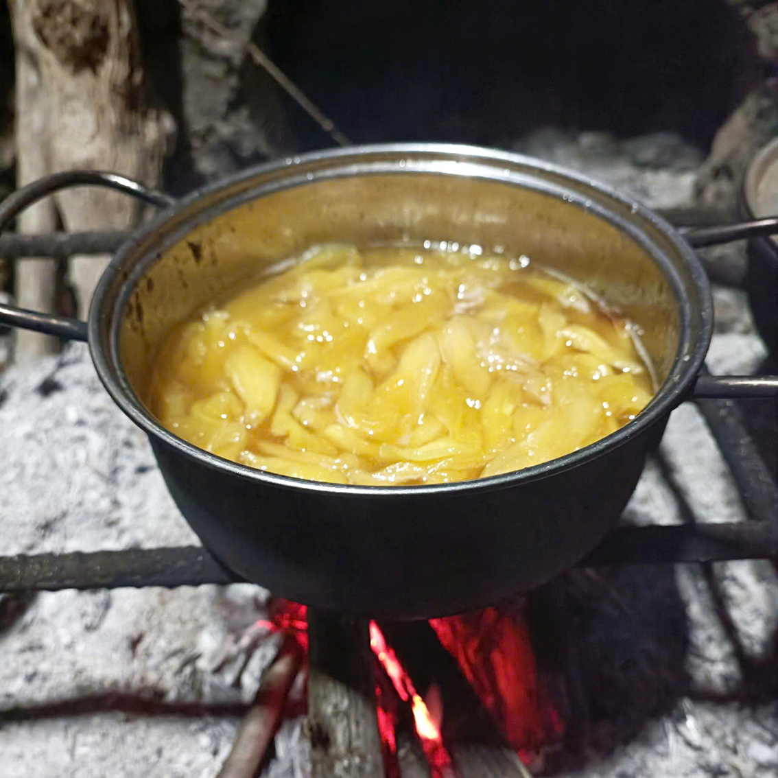 Nồi “si rô - mứt mít” của gã đàn ông  muốn gây bất ngờ cho vợ - ẢNH: P.T.N.