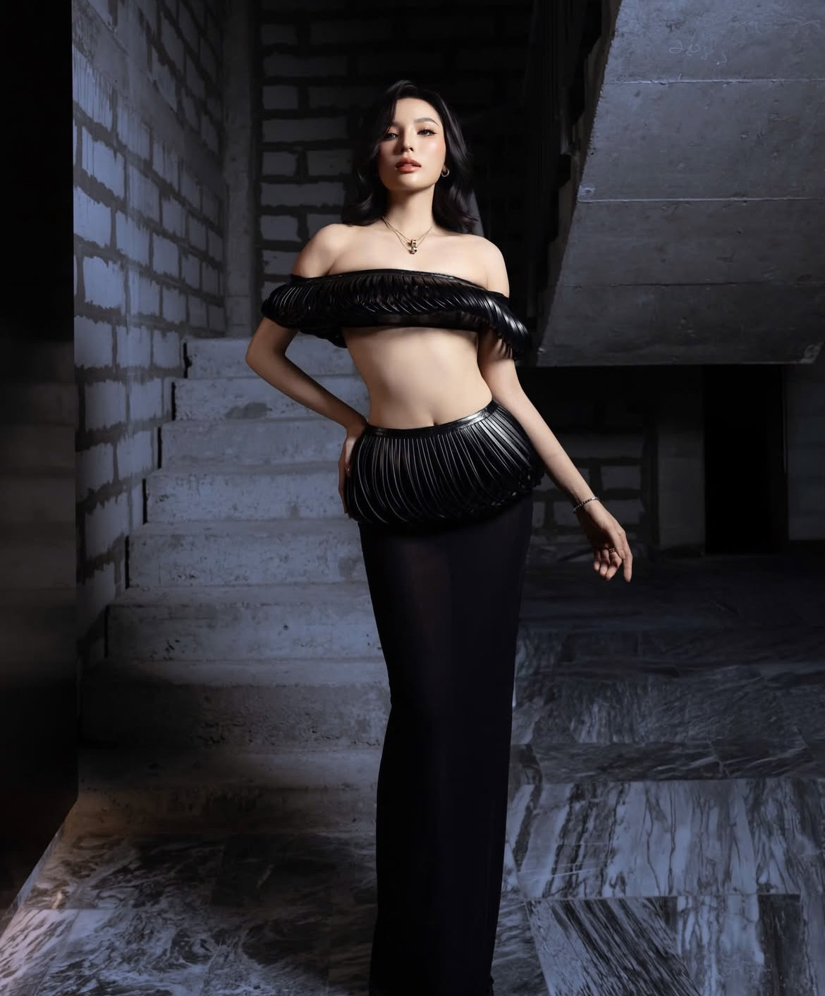 Kỳ Duyên xuất hiện trong một bộ trang phục đen mang tính hở bạo rõ ràng. Trên cơ thể, là phần áo cúp ngực ngắn, bó sát và để lộ gần như toàn bộ vòng eo. Bên dưới, chân váy dài nhưng mỏng và ôm, không giúp cân lại độ hở của phần trên. Không kín đáo, cũng chẳng mềm mại, thiết kế đặt yếu tố khoe da thịt lên trước sự hài hòa. Ít chi tiết nhưng lại gây cảm giác nặng nề, bộ cánh thiếu điểm nhấn tinh tế và dễ tạo ấn tượng kém duyên. Gợi cảm thì có, nhưng đẹp một cách vừa vặn và sang trọng thì chưa thấy rõ.