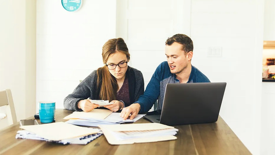 Vấn đề tài chính và nợ nần là thử thách lớn với các cặp đôi - ẢNH: RICHVINTAGE (Getty Images)