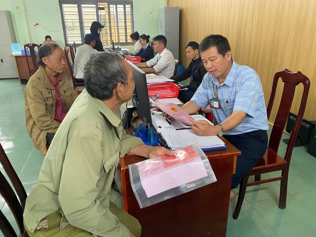 Việc tiếp cận và sử dụng công nghệ số của người dân trong quá trình giải quyết các thủ tục hành chính còn gặp nhiều khó khăn - Ảnh: T.H.