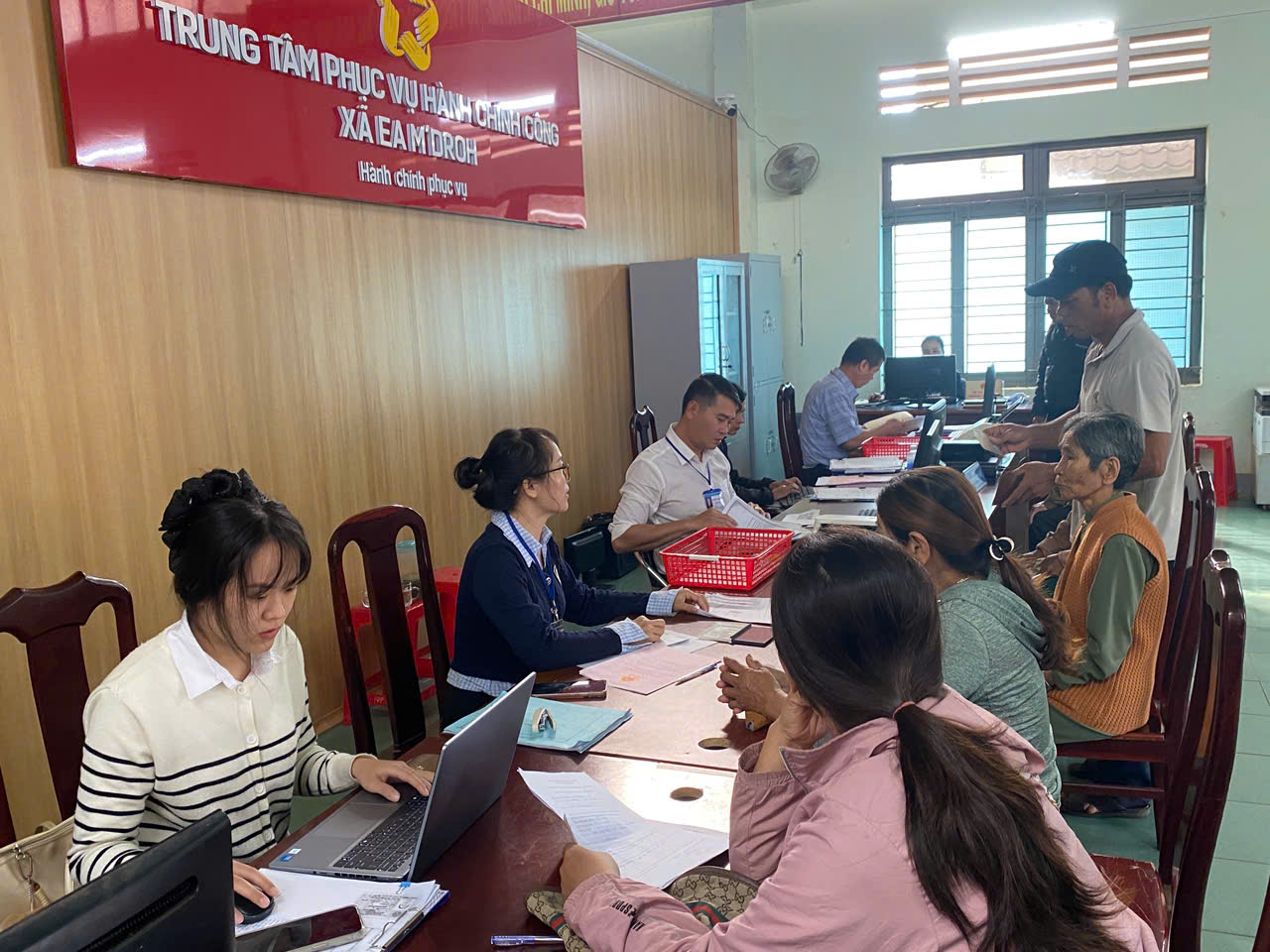 Cán bộ ở cơ sở rất nhiều khó khăn trong việc hướng dẫn người dân thực hiện các dịch vụ công trực tuyến bằng tài khoản VneID.