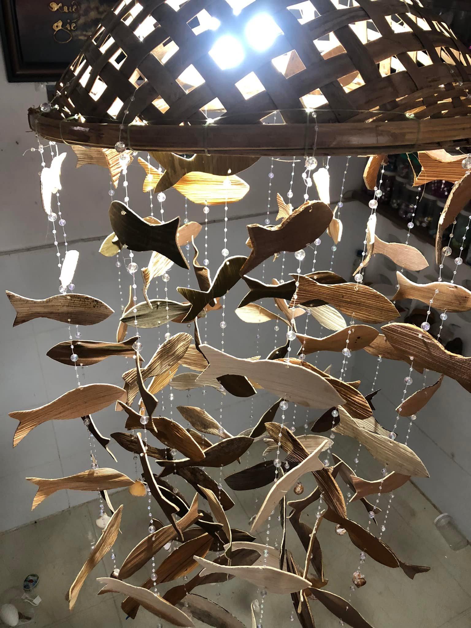 Đèn chùm làm từ rổ tre cũ và mo cau