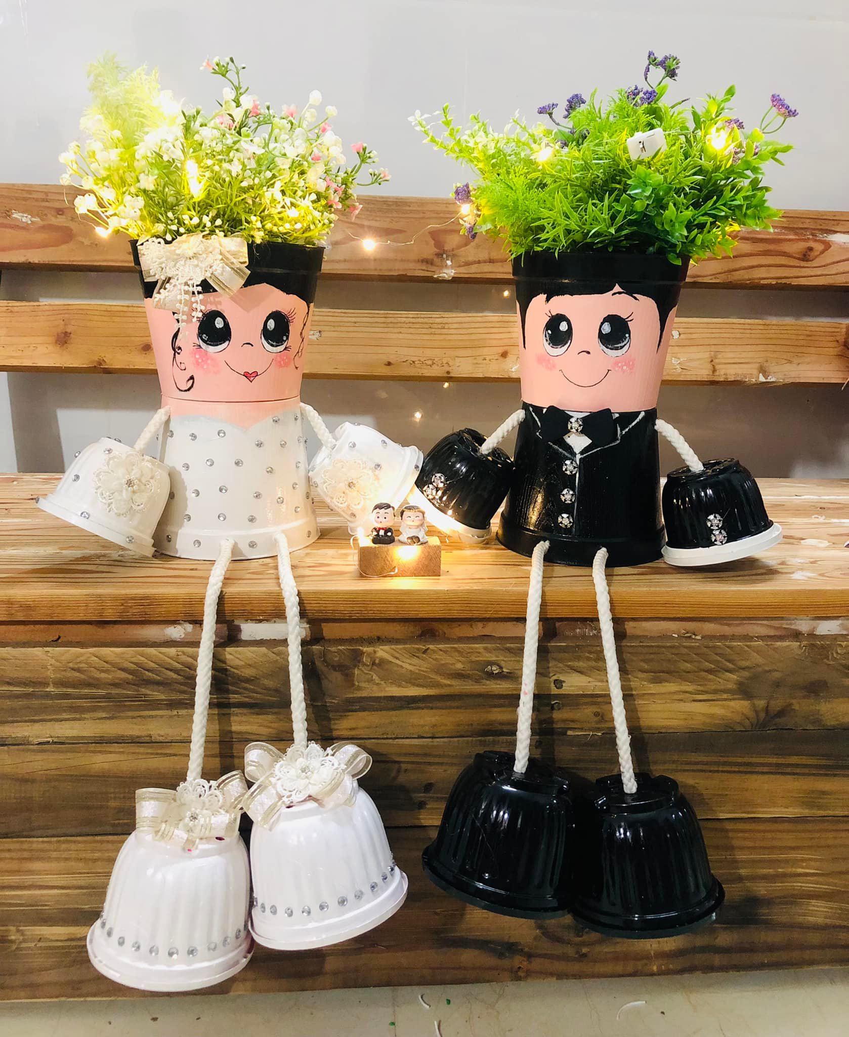 Cô dâu chú rể từ nguyên liệu là chậu nhựa cũ được sơn màu, gắn thêm phụ kiện trang trí, làm từ những mẩu vải bỏ đi