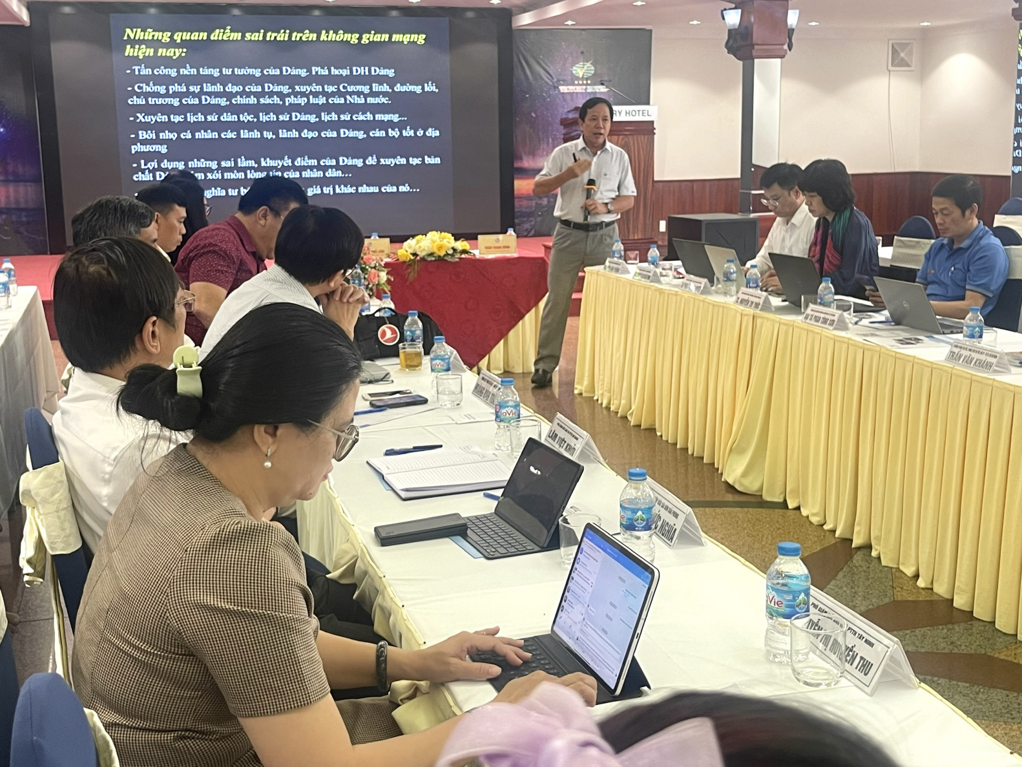 Nhà báo, Đại tá Phan Tùng Sơn kiên định với quan điểm lấy xây để chống - Ảnh: Diệu Hiền