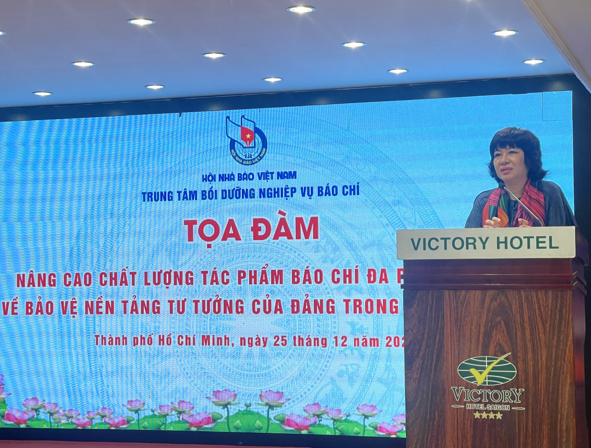 Nhà báo Phương Quyên phát biểu tại tọa đàm - Ảnh: Diệu Hiền