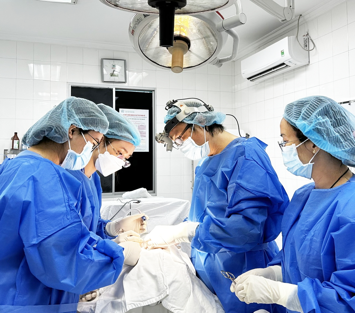 Bác sĩ Nguyễn Anh Tuấn và ê kíp bác sĩ Bệnh viện Tai Mũi Họng TPHCM phẫu thuật cho người bệnh