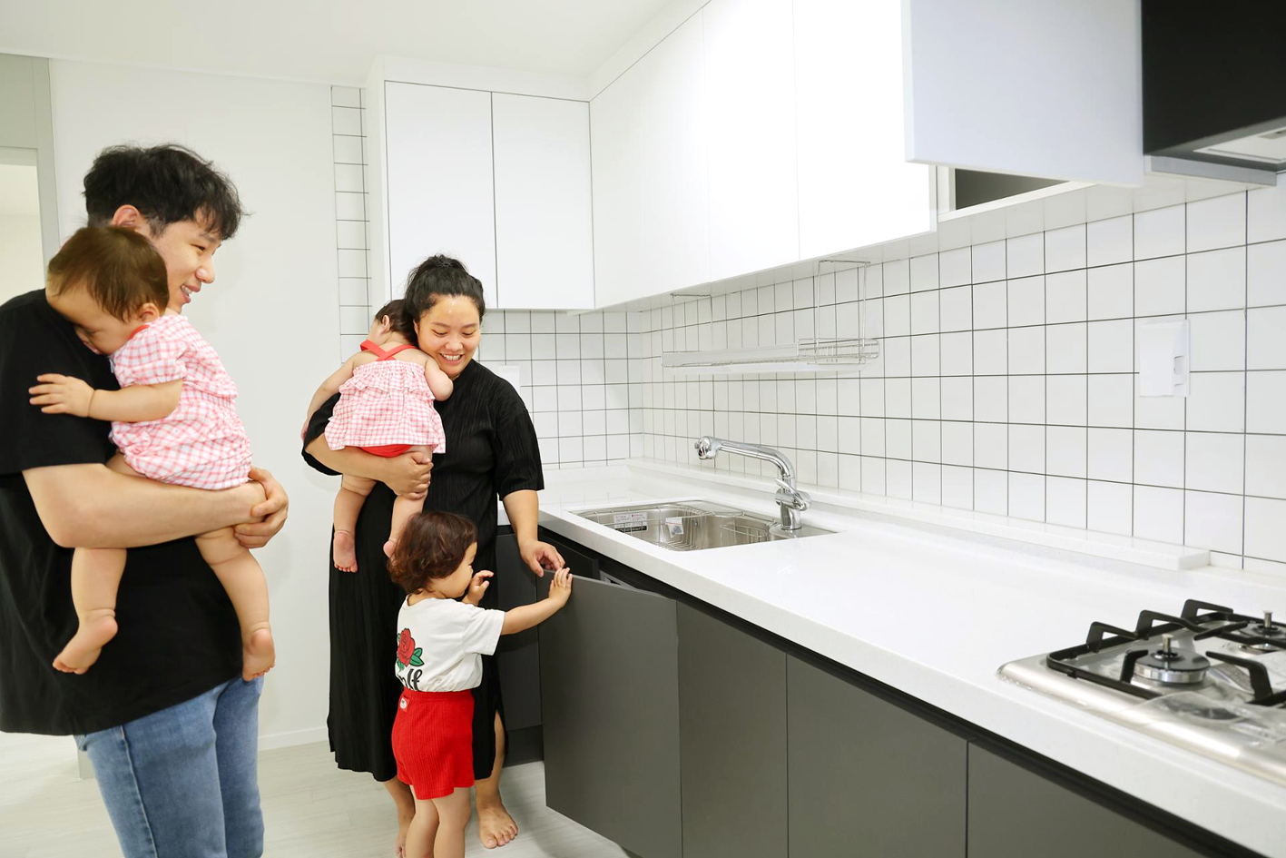 Một gia đình tham dự sự kiện nhận nhà ở giá rẻ tại Incheon, Hàn Quốc vào tháng 7/2025 - Nguồn ảnh: Yonhap