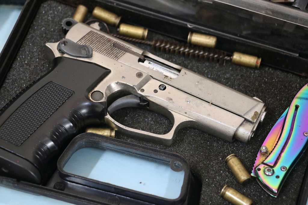 Hàng loạt súng quân dụng, đạn dược bị công an thu giữ - Ảnh công an cung cấp