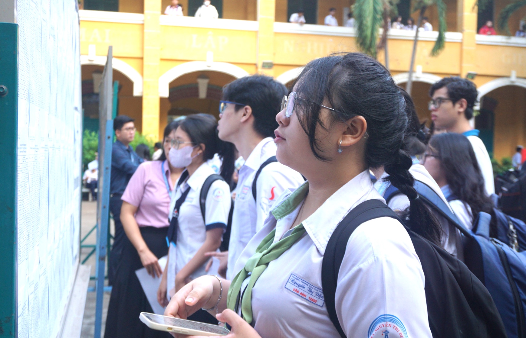Thí sinh xem danh sách phòng thi tại điểm thi Trường THPT Trưng Vương (quận 1) - Ảnh: N.Q.