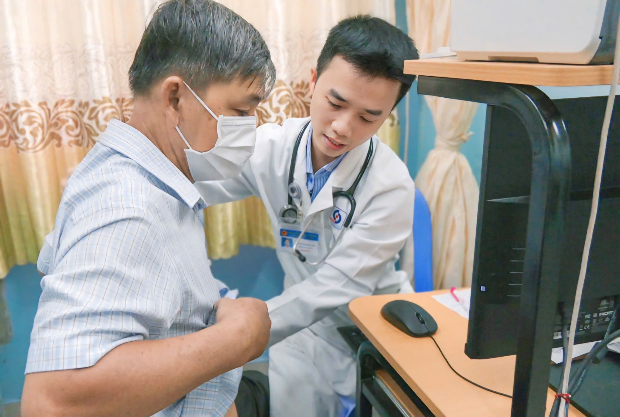 Uống cà phê đúng cách và thực hành thiền định hỗ trợ bảo vệ tim mạch Thạc sĩ – bác sĩ Nguyễn Hoàng Anh, Khoa Nội tim mạch Bệnh viện Nhân Dân Gia Định đang khám và tư vấn cho một bệnh nhân tim mạch (ảnh: M. T.)