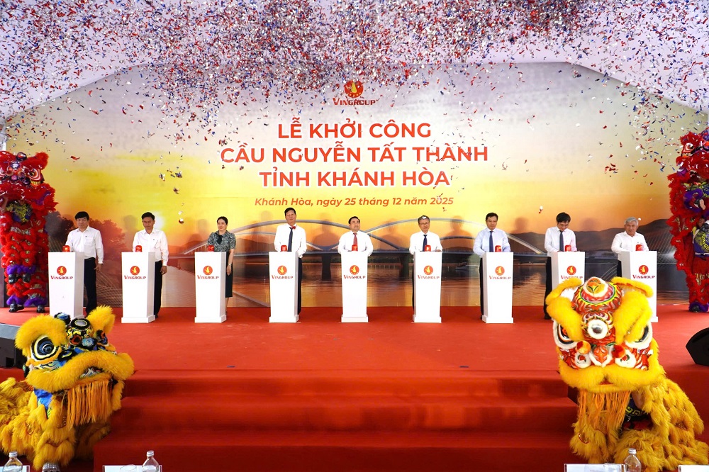 Lãnh đạo tỉnh Khánh Hòa, đại diện lãnh đạo Tập đoàn Vingroup thực hiện nghi thức khởi công cầu Nguyễn Tất Thành - Ảnh: Vingroup