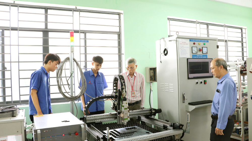 Thạc sĩ Tạ Minh Cường (thứ hai từ phải qua) - Trưởng khoa Điện - Điện tử, Trường cao đẳng Lý Tự Trọng - giới thiệu cho sinh viên cấu tạo của mô hình thiết bị