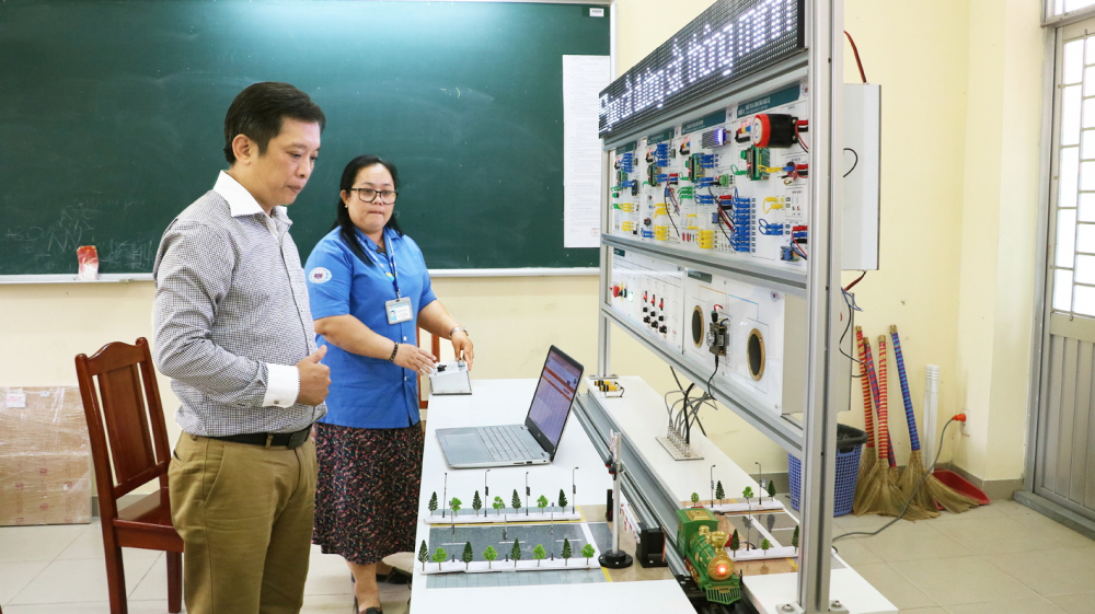 Tiến sĩ Nguyễn Đức Lợi - Trưởng khoa Công nghệ kỹ thuật Điện - Điện tử, Trường cao đẳng Giao thông Vận tải TPHCM - cùng đồng nghiệp vận hành, điều chỉnh mô hình