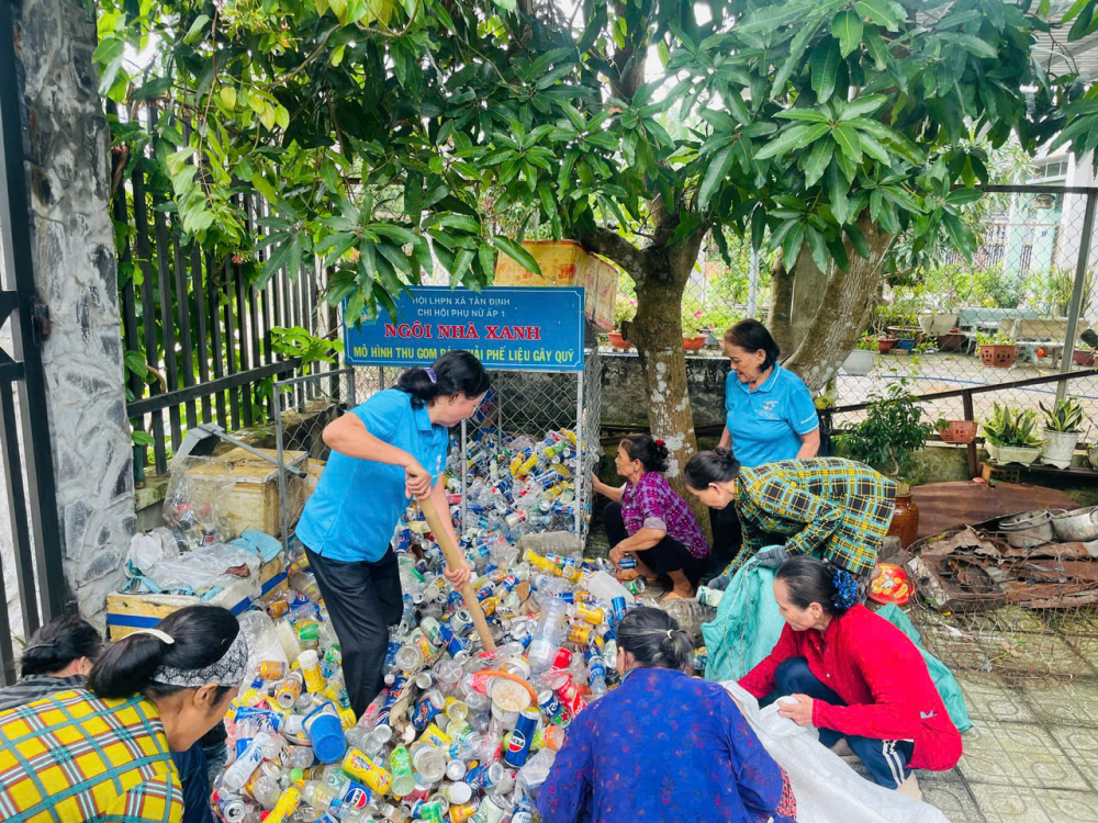 Hội LHPN xã Bắc Tân Uyên phân loại rác gây quỹ an sinh