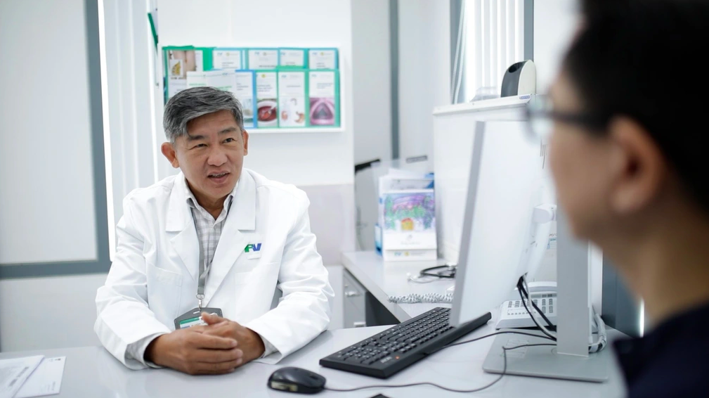 ThS.BS Lê Đức Tuấn - khoa Ngoại tổng quát, Bệnh viện FV tư vấn cho người nhà bệnh nhân về ca mổ - Ảnh: FV