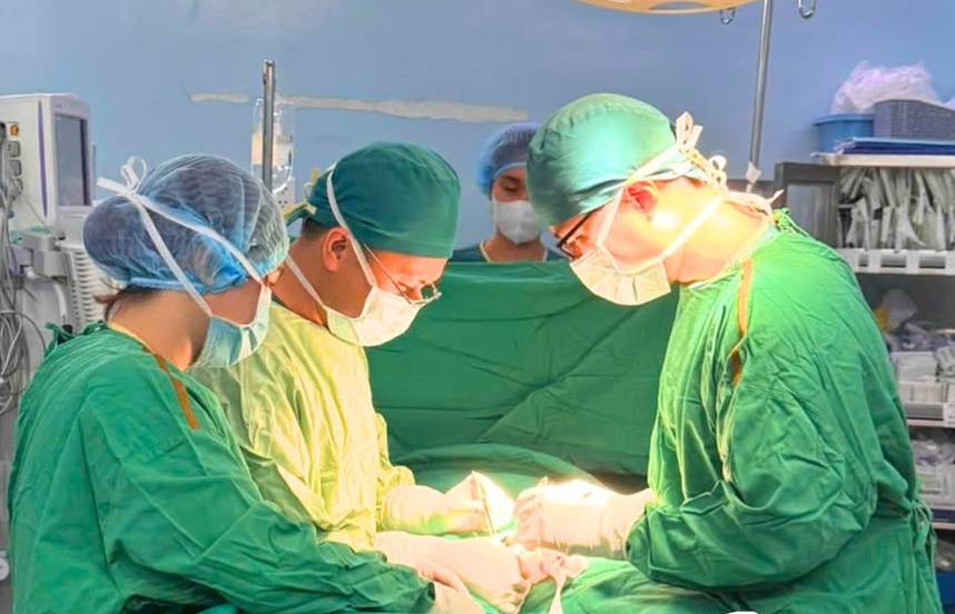 Các bác sĩ phẫu thuật cấp cứu cho bé trai, ảnh BVCC