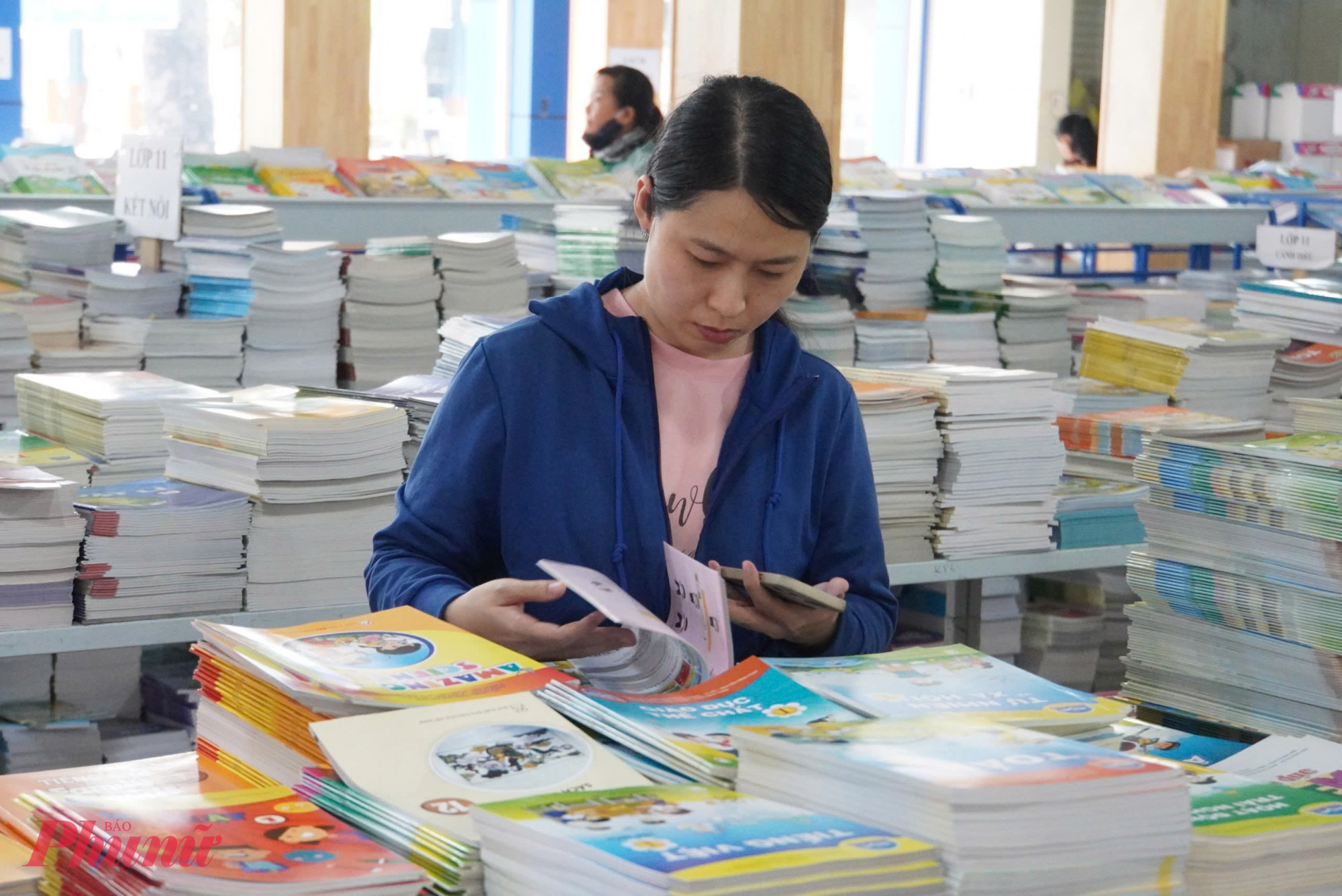 Bộ sách “Kết nối tri thức với cuộc sống” được chọn sử dụng chung toàn quốc - Ảnh: N.L