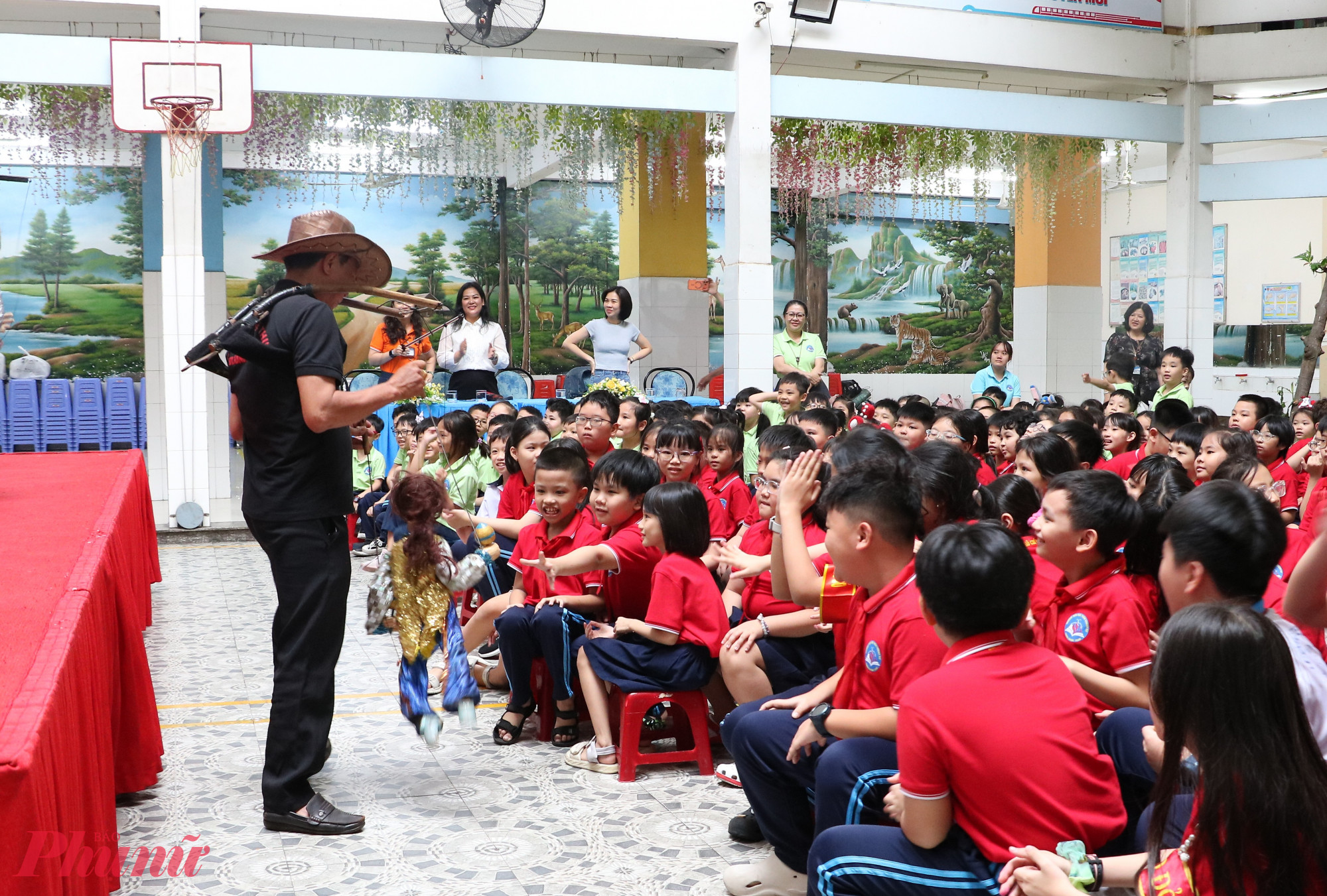 Học sinh cố gắng chạm tay vào chú rối - Ảnh: Trang Thư