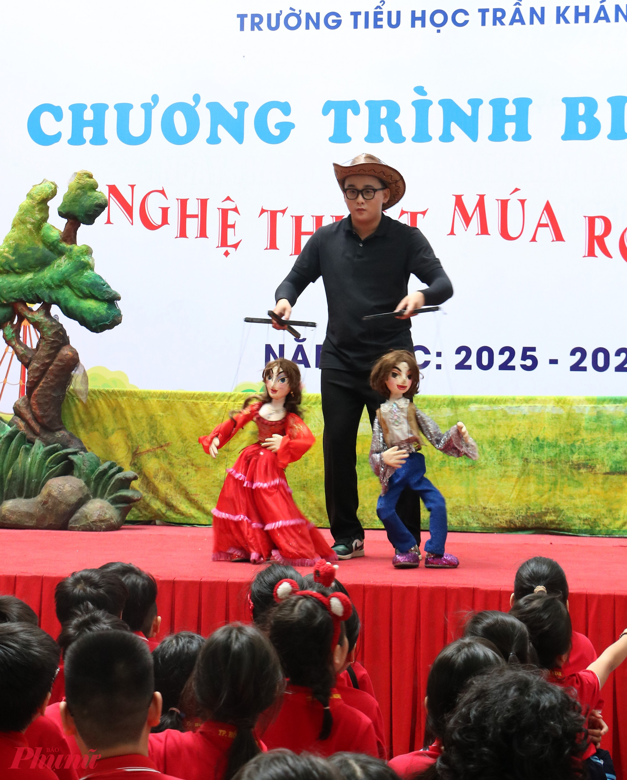 Để thu hút giới trẻ, nhất là học sinh, các nghệ sĩ múa rối đã thay đổi trang phục, âm nhạc hiện đại vào các phần trình diễn