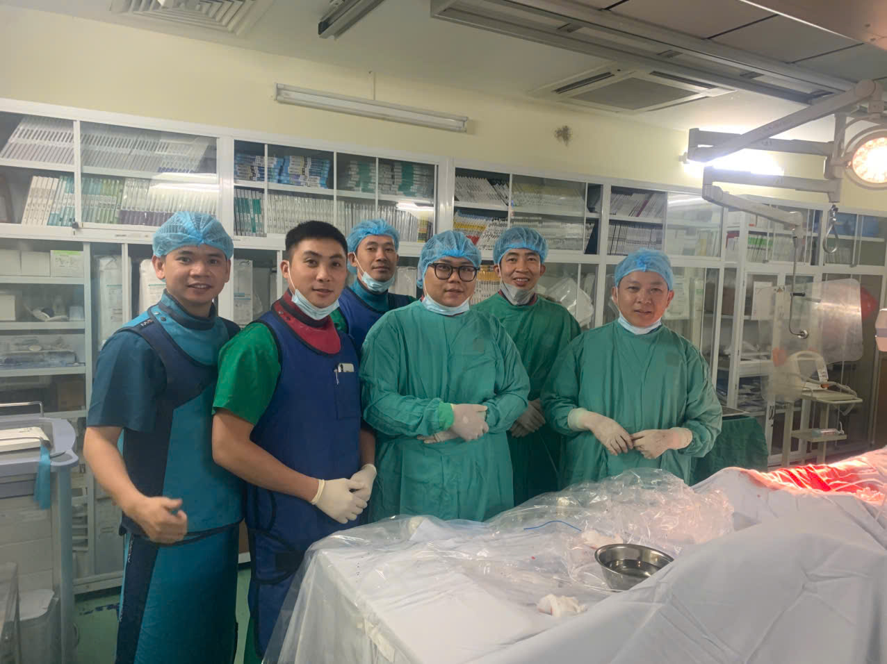 Ê-kíp bác sĩ bệnh viện sau khi thành công lấy dị vật trong tim người phụ nữ, ảnh BVCC