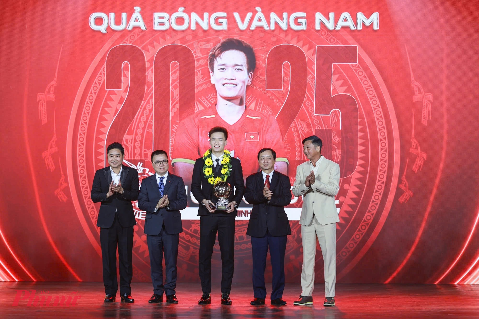 Tiền vệ của đội tuyển bóng đá nam Việt Nam là chủ nhân Quả bóng vàng Việt Nam 2025. Đây là lần thứ 3 anh nhận được giải thưởng danh giá này, sáng ngang với các huyền thoại bóng đá Việt Nam như Lê Công Vinh.