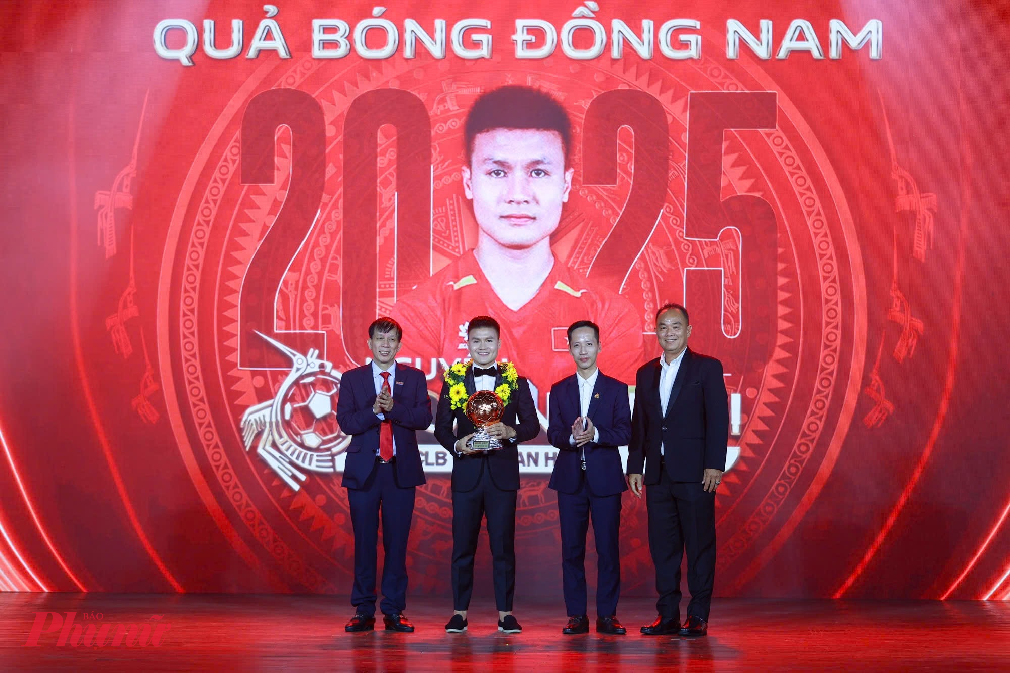 Quả bóng đồng năm nay thuộc về cầu thủ Nguyễn Quang Hải của CLB Công an Hà Nội. 