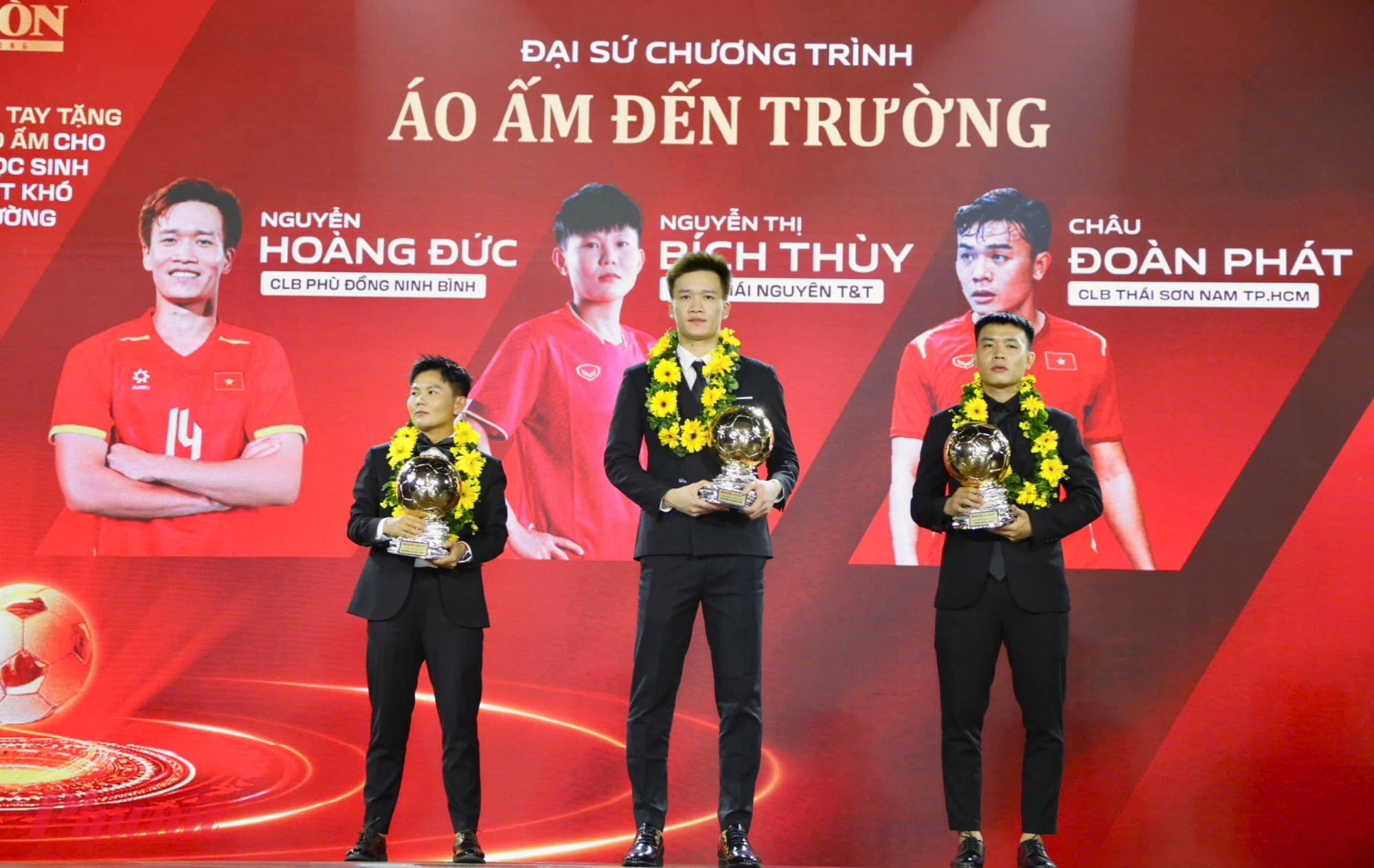 Các cầu thủ nhận danh hiệu Quả bóng vàng sẽ là đại sứ chương trình Áo ấm đến trường do Báo SGGP tổ chức.