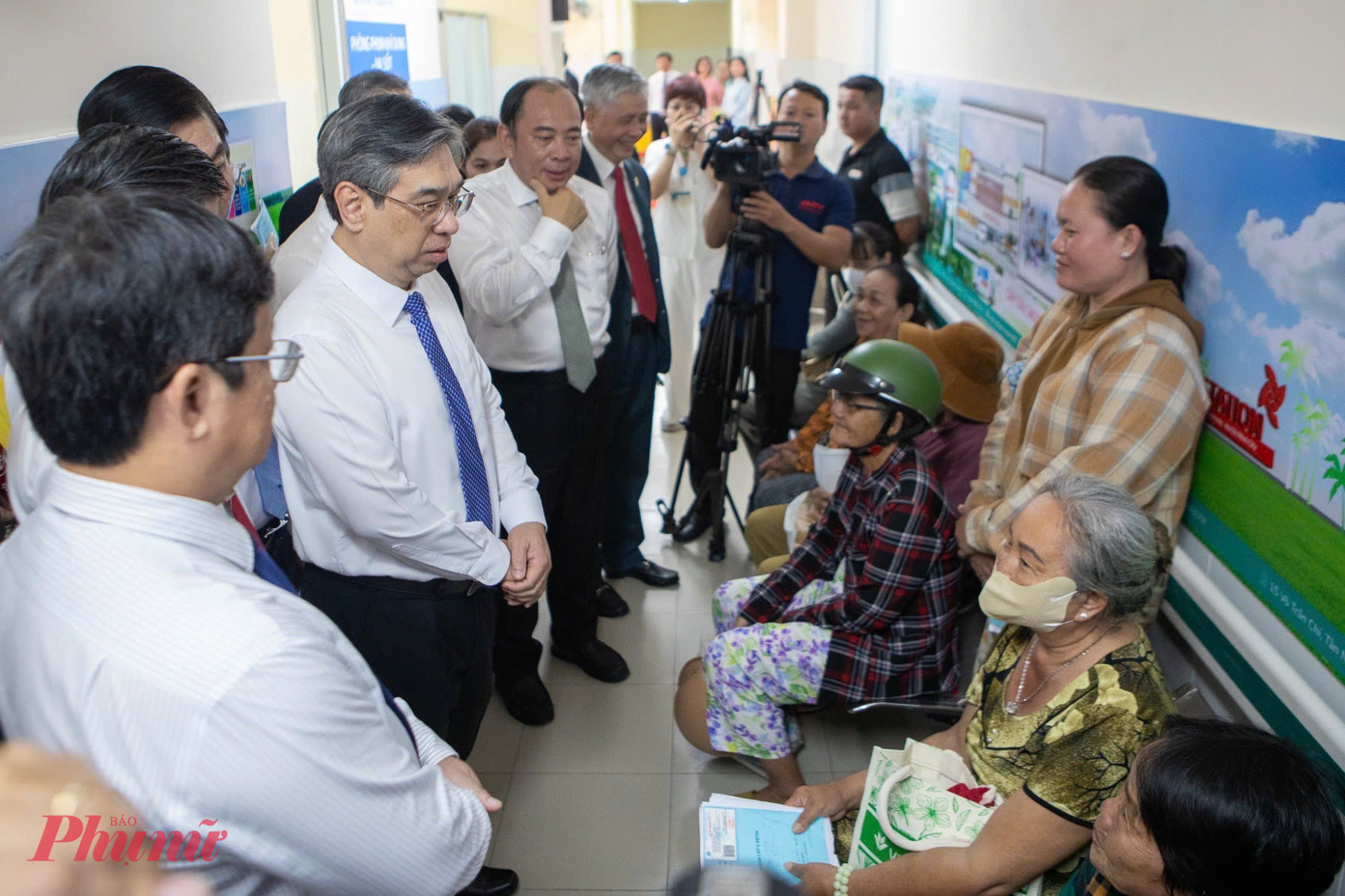 Ông Nguyễn Phước Lộc - Phó bí thư Thành ủy TPHCM thăm hỏi người dân trong buổi lễ khánh thành bệnh viện Từ Dũ (cơ sở 2) vào đầu tháng 12 - Ảnh: Thanh Tâm