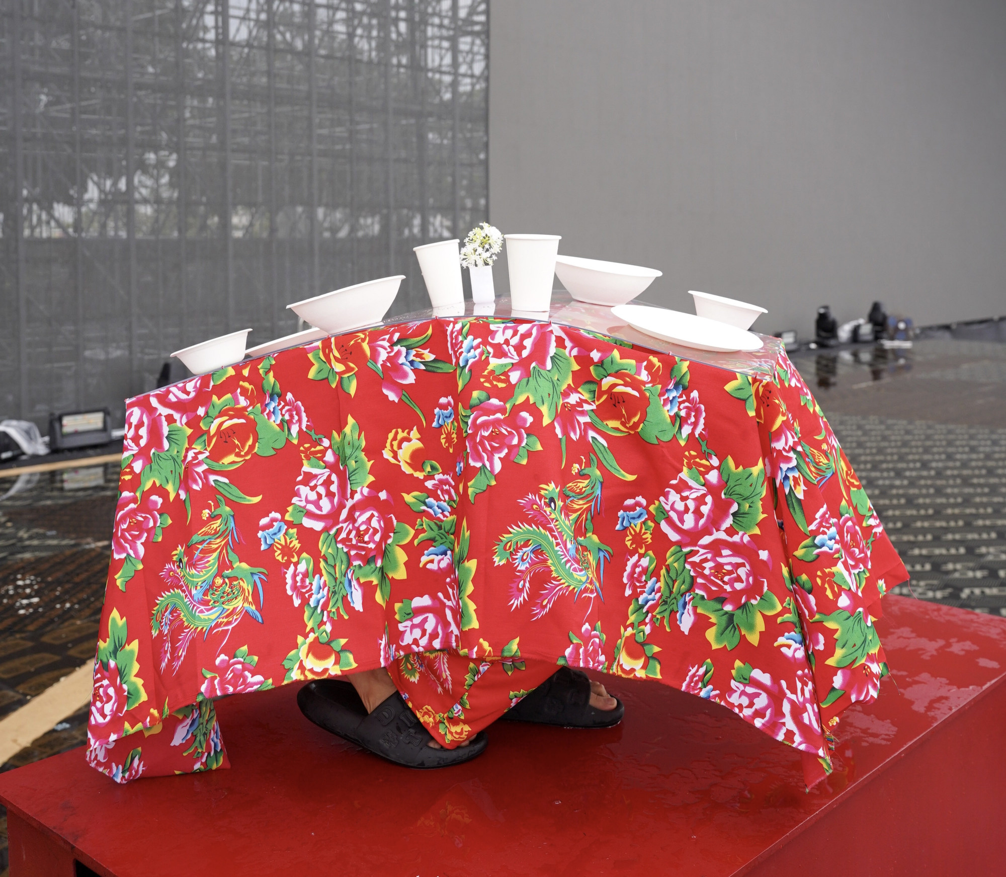 Anh trai buitruonglinh - một trong 5 gương mặt xuất sắc nhất của Anh trai say hi 2025 hoá thân thành chiếc bàn ăn với trang phục màu đỏ sặc sỡ. 