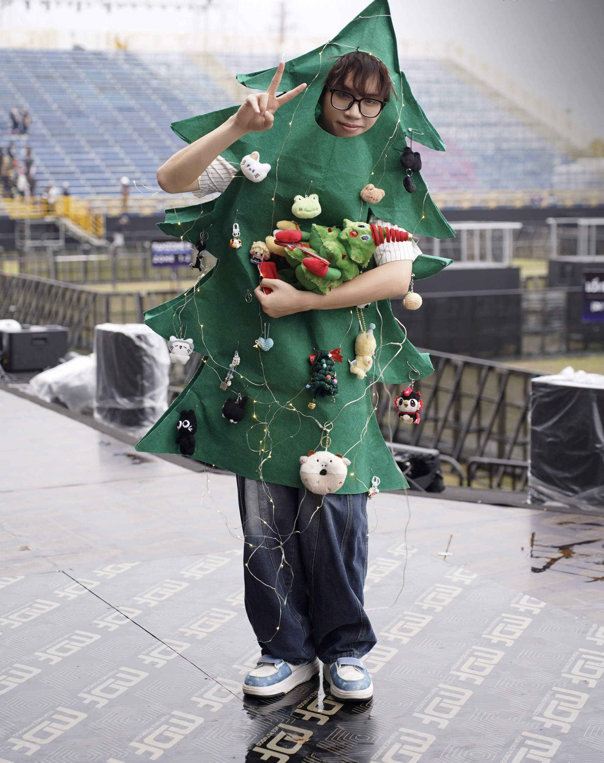 Dù Giáng sinh đã qua đi nhưng anh trai Khoi Vu vẫn chọn hình tượng cây thông Noel để đến với buổi tổng duyệt. 