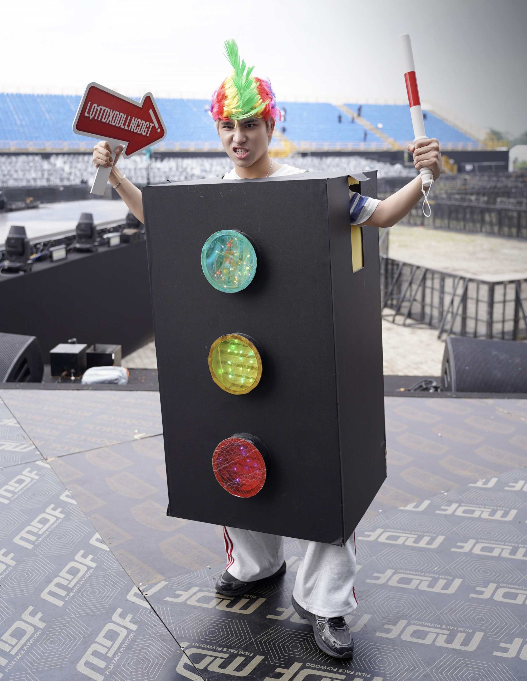 Hình ảnh đèn giao thông được anh trai Đỗ Nam Sơn cách điệu hài hước trên sân khấu. 